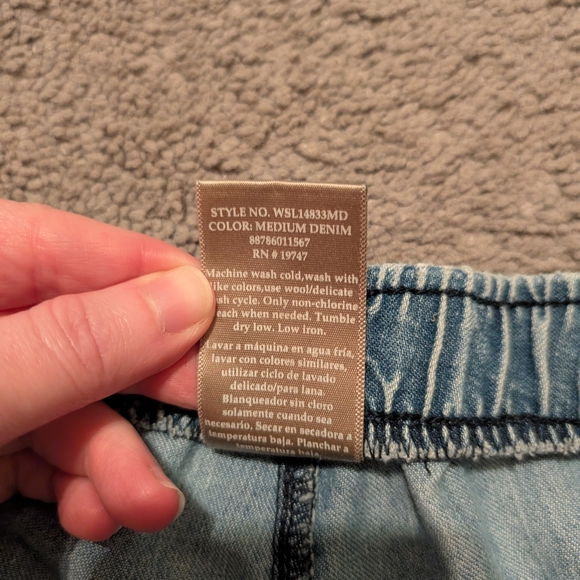 Women's Vintage White Stag Crop Denim Pants - Picture 5 of 12